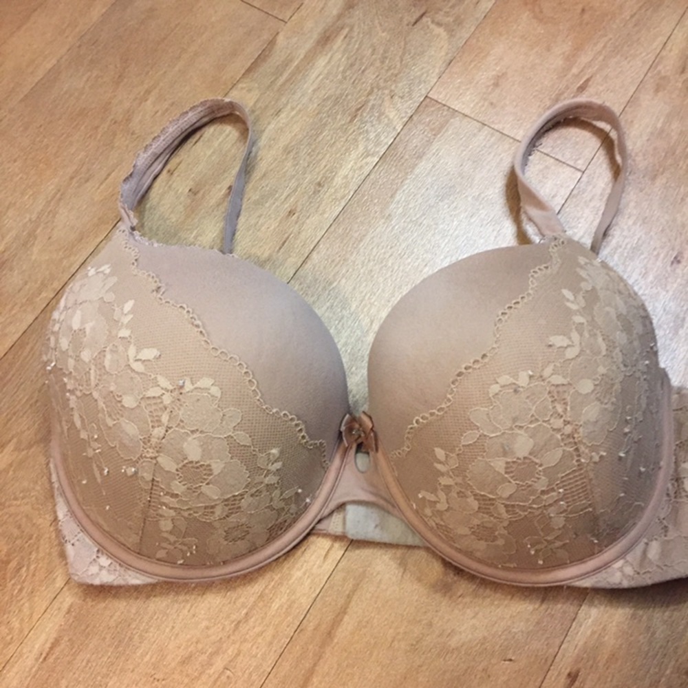 Victoria’s Secret nude lace bra 34DDD